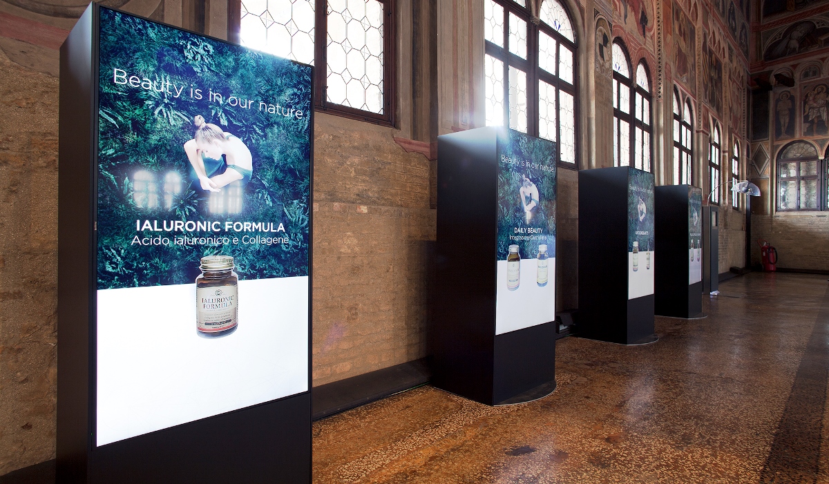 TOTEM DISPLAY PUBBLCITARI PER NEGOZI DI RC SISTEMI AUDIOVISIVI